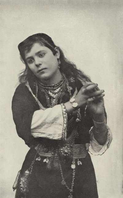 カイロ劇場の通りで踊っている女の子 作： American Photographer