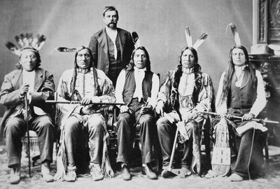 1870年、ユリシーズ・S・グラント大統領（1822-85）に会いにワシントンD.C.を訪れたレッド・クラウド（1822-1909）率いるスー族の酋長一行（モノクロ写真）。 作： American Photographer