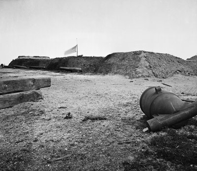 放棄された南軍の迫撃砲、サウスカロライナ州チャールストンハーバーのジョンソン砦 作： American Photographer