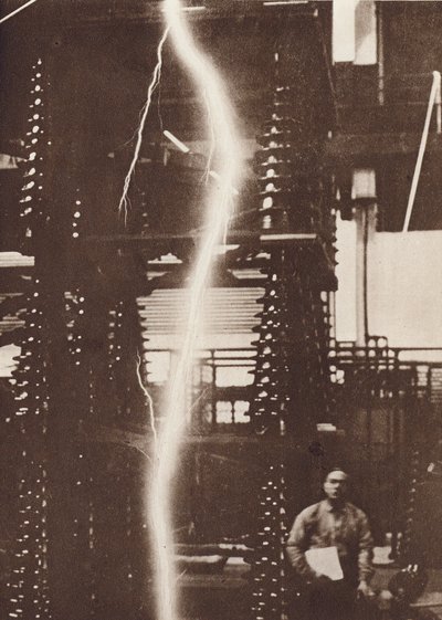 500万ボルトの発電機による人工雷の放電（モノクロ写真） 作： アメリカの写真家