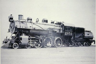 サザン パシフィック鉄道のエンジン 2372 クラス T-32 (白黒写真) 作： American Photographer