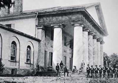 ロバート・E・リーの豪邸、アーリントンハウスを占拠する連邦軍（モノクロ写真 作： American Photographer