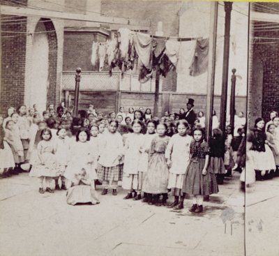 1864年7月4日、ニューヨークの29thストリートにある女性の保護者協会、友のない故郷 作： American Photographer