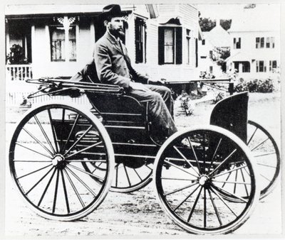 チャールズ・デュリアとフランク・デュリアが設計・製造したアメリカ初の自動車 作： American Photographer