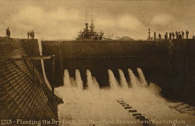 米国ワシントン州ブレマートンの海軍工廠、ドライドックの浸水（モノクロ写真） 作： アメリカの写真家