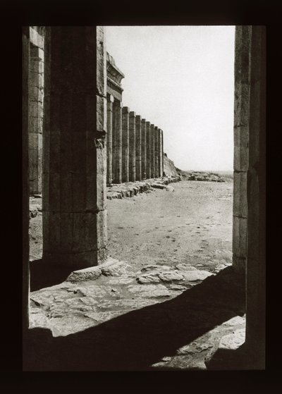 ハトシェプスト神殿前庭、ディアエルバーリ（ランタンスライド） 作： American Photographer