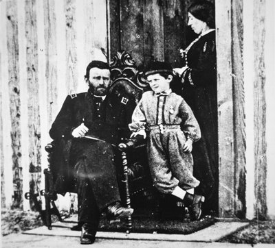 グラント将軍と妻ジュリア・デント、息子フレデリック・デント・グラント（シティポイントにて）（モノクロ写真 作： American Photographer