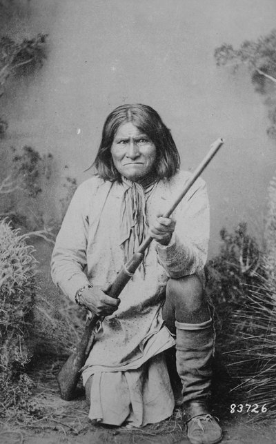 ライフルを持っているジェロニモ、1884 作： American Photographer
