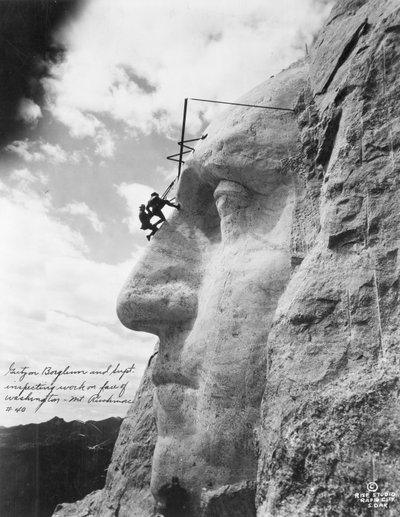 1932年、ラシュモア山でワシントンに関する調査を行っていたガッツォンボーグルム 作： American Photographer