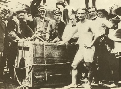 1907年、氷に覆われたデトロイト川に降ろされるハリー・フーディーニ（モノクロ写真） 作： アメリカの写真家
