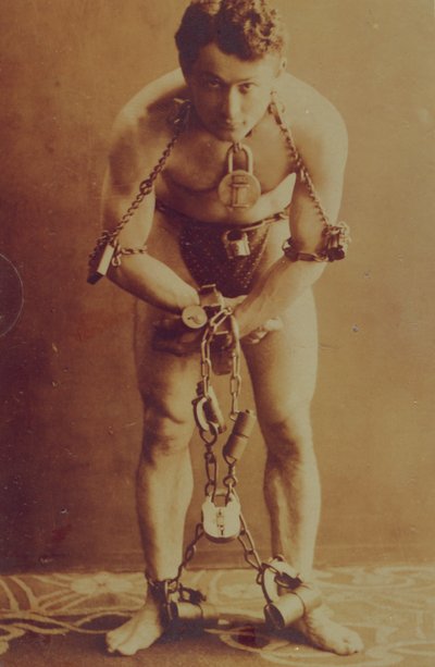 鎖のハリー・フーディーニ、1899年頃 作： American Photographer