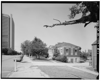 南から北に向かって、ルッキー・ストリートに沿って。- Clark Howell Homes, Anne Wallace Branch Carnegie Library, 538 Luckie Street, Atlanta, Fulton County, GA (白黒写真) 作： American Photographer