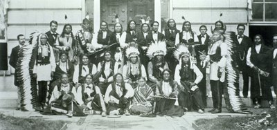 1868年のフォート・ララミー条約違反に抗議するため、スー族の指導者によるインディアン代表団がワシントンD.C.に到着。 作： American Photographer