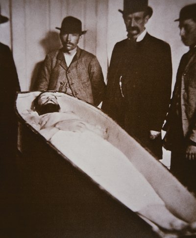 1882年、銃殺されたジェシー・ジェームズの棺の中（白黒写真 作： American Photographer
