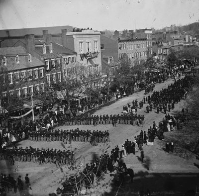 1865年4月19日、ワシントンDCのペンシルベニアアベニューにあるリンカーンの葬式 作： American Photographer