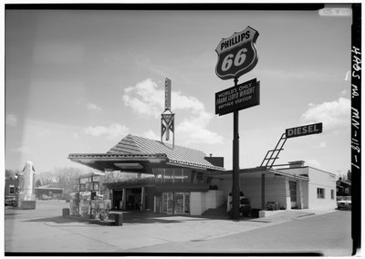ミネソタ州クロケット、リンホルムオイル社のサービスステーション（モノクロ写真 作： American Photographer