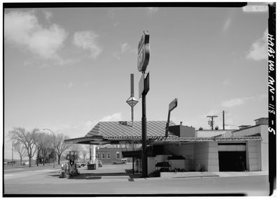 ミネソタ州クロケット、リンホルムオイル社のサービスステーション（モノクロ写真 作： American Photographer