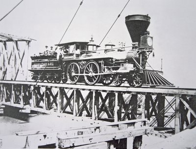 ポトマック川に架かるトレッスル橋を渡る米軍鉄道（ユニオン・アーミー）の機関車（モノクロ写真 作： American Photographer