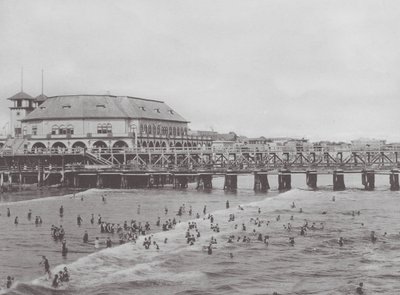 カリフォルニア州ロングビーチ市立公会堂と海水浴場（モノクロ写真） 作： American Photographer