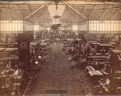 機械のホール、北端から、フィラデルフィア百周年記念国際展覧会、1876（銀の卵白印刷） 作： American Photographer