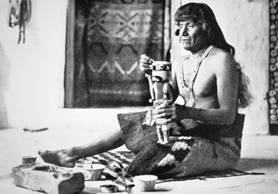 カチナ人形を作る男性、1890年頃（モノクロ写真 作： American Photographer