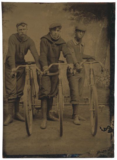 マーシャル・ウォルターズ・"メジャー"・テイラーと自転車レーサーたち（c.1899年（写真） 作： アメリカの写真家