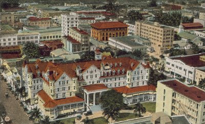 1925年頃、フロリダ州マイアミ：鳥瞰図、前景にハルシオン・ホテル（カラー写真） 作： アメリカの写真家