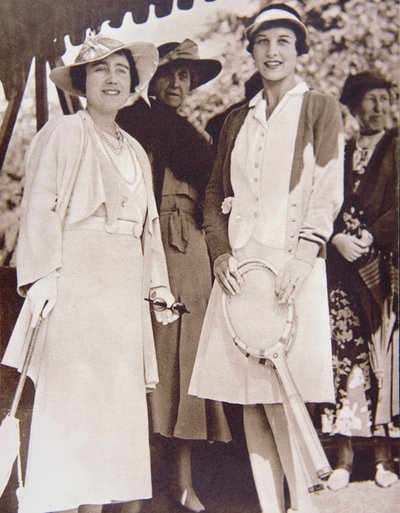 1935年、ウィンブルドンのオールイングランド・クラブでヨーク公爵夫人と対面するアメリカのテニスチャンピオン、ヘレン・ウィルス・ムーディ夫人（右）（モノクロ写真 作： American Photographer