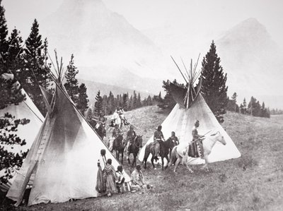 モンタナ州、ネイティブアメリカンのティピーキャンプ、1900年頃（モノクロ写真 作： American Photographer
