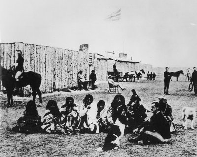 1876年、カルガリー砦でのノースウェスト・マウントド・ポリス（モノクロ写真 作： American Photographer