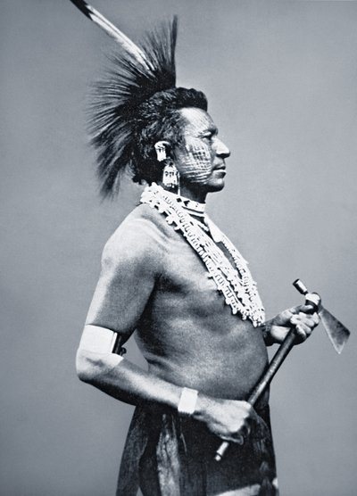 トマホークパイプを持つオーセージ族の戦士、1875年頃（モノクロ写真 作： American Photographer