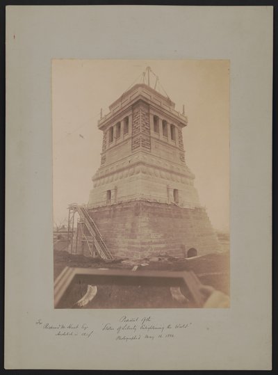 1886年5月16日、建設中にリチャードモリスハントによって設計された「世界を啓発する自由の女神」の台座 作： American Photographer