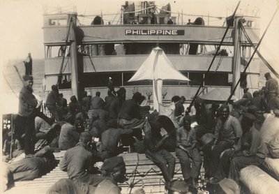 1919年7月18日、フランスのブレスト港から軍艦USSフィリピンのパイオニア歩兵大隊 作： American Photographer