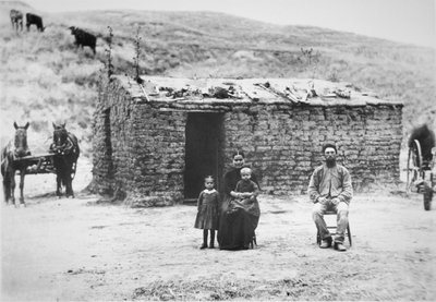 開拓者一家とソッドハウス（ネブラスカ州 作： American Photographer