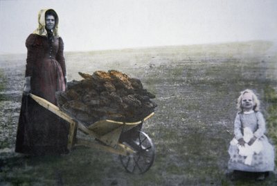牛の糞を集める開拓者の女性（カンザス州、1880年頃）（カラー写真 作： American Photographer