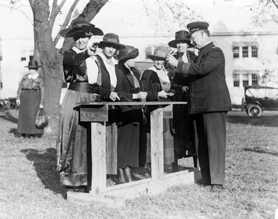 1920年頃、女性警官が女性に射撃の仕方を教える 作： American Photographer