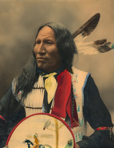 オグララ・スー族の酋長の肖像が鼻で殴られる 作： American Photographer
