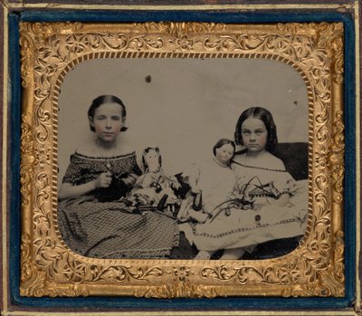 人形を持つ二人の少女の肖像,c.1860年（写真） 作： アメリカの写真家