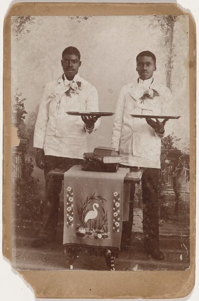 トレイを持つ二人の男性の肖像,c.1885年（写真） 作： アメリカの写真家