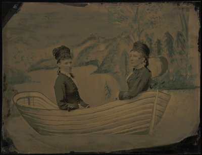 ボートに乗る二人の女性の肖像、1880年代（写真） 作： アメリカの写真家