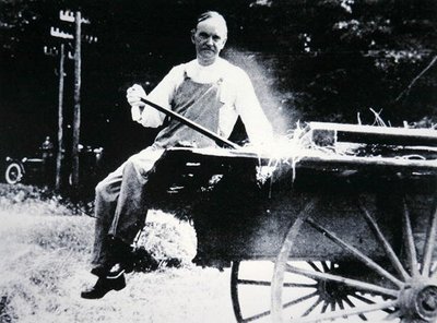 バーモント州での休暇中に農夫のポーズをとるカルビン・クーリッジ大統領（1873-1933）（モノクロ写真） 作： American Photographer