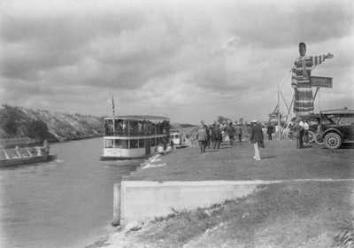 ハイアリアへの見込み購入者向けツアー、1922年 作： American Photographer