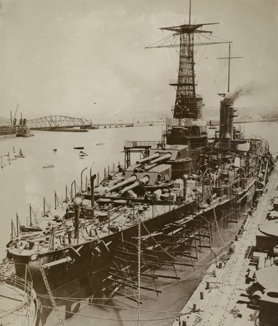新しいアメリカの戦艦に最後の仕上げをする 作： American Photographer