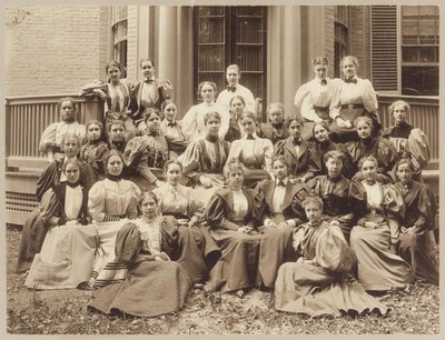 1896年のラドクリフクラス（モノクロ写真 作： American Photographer