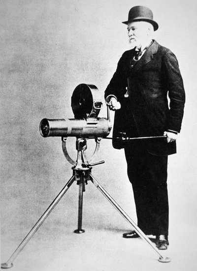 1893年のブルドッグ・モデルと一緒に写っているリチャード・J・ガトリング（モノクロ写真 作： American Photographer