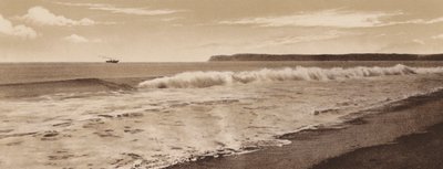 サンディエゴコロナド・ビーチの波、遠くにポイント・ロマ、サンディエゴ（モノクロ写真） 作： アメリカの写真家