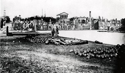 カナル・ベイスンの南側、バージニア州リッチモンド、1865年4月（モノクロ写真 作： American Photographer