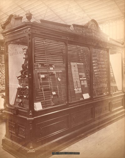 スタンレールールアンドレベル社の展示、センテニアルインターナショナルエキシビション、フィラデルフィア、1876（アルブメンプリント） 作： American Photographer