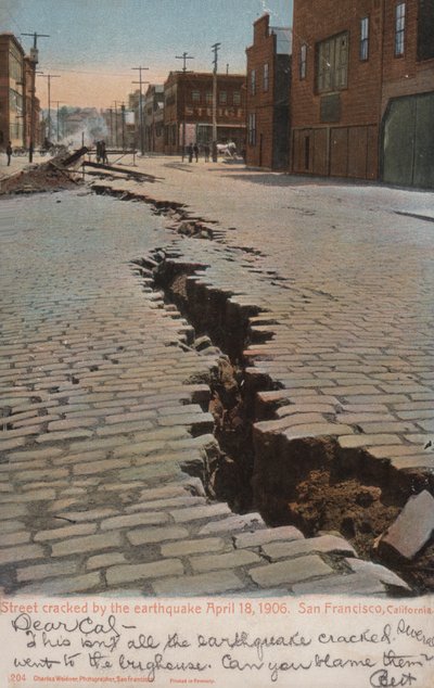 地震でひび割れた道路 作： アメリカの写真家