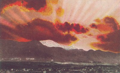 コロラド州パイクスピークの背後に沈む夕日（カラー写真） 作： American Photographer
